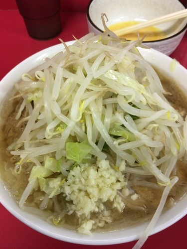 「小ラーメン豚入り 生卵」@ラーメン二郎 茨城守谷店の写真