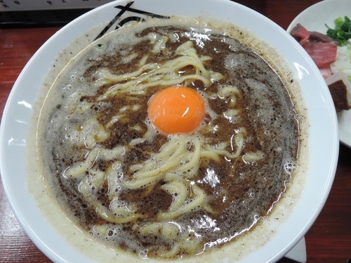 「黒い月見そば」@BARRACK D.M竹末の写真