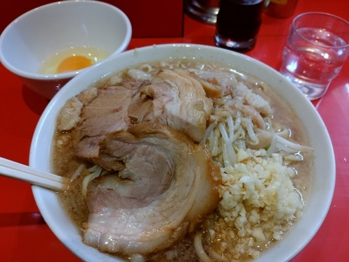「小ラーメン生卵　ニンニクアブラカラメ」@ラーメン二郎 西台駅前店の写真
