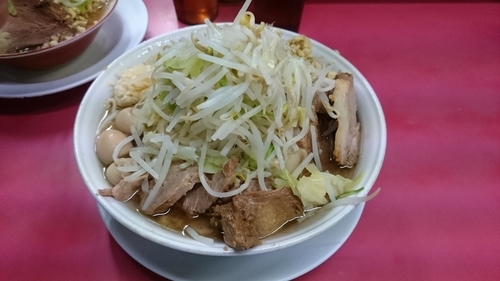 「特大豚増しラーメン、ニンニク、生姜、味付ウズラ」@ラーメン二郎 大宮店の写真