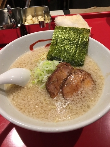 「醤油ラーメン　背脂多め　麺硬め　＋替玉」@らーめん にんにくやの写真