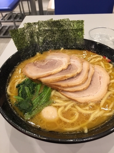 「チャーシュー麺大盛980円、硬め濃いめ」@BOMBA家 藤沢駅南口店の写真
