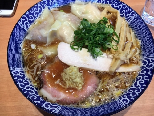 「ワンタン中華そば 黒だし」@中華そば 虎桜の写真