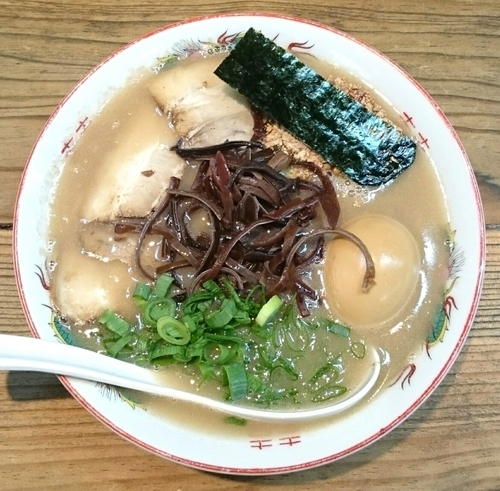 「熊本玉名ラーメン(にんにくチップあり) 味玉」@熊本玉名ラーメンの写真