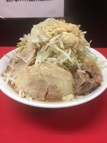 「ラーメン(並)+小豚 ヤサイチョイマシアブラ ¥850」@びんびん豚の写真