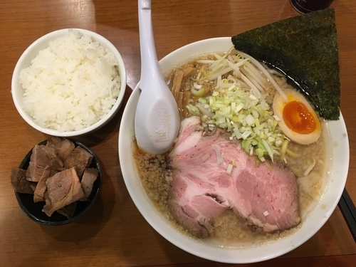 「背脂醤油ラーメン+半ライス／￥750+150」@稲荷屋の写真