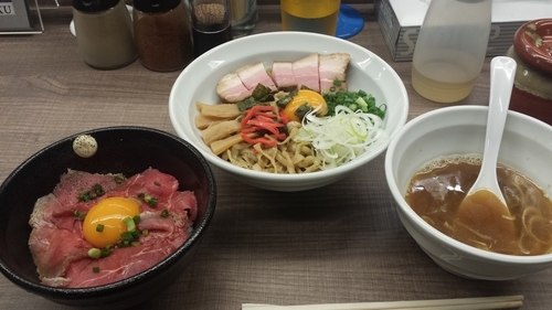 「ド煮干しまぜそば680円、まぜそばスープ、ローストビーフ丼」@東大和ラーメン大冬樹Season2の写真