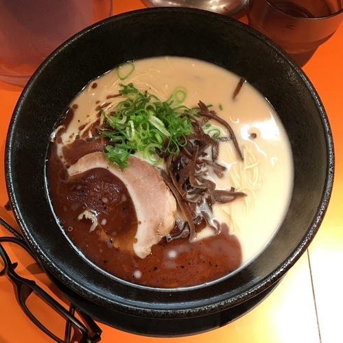 「黒マー油とんこつラーメン」@博多豚骨弐玉無料 かえだま 蒲田店の写真