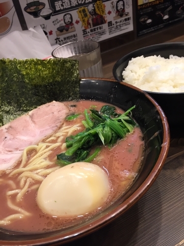 「ラーメン並+味玉（ライスセルフサービスおかわり自由）」@横浜家系らーめん 武道家の写真