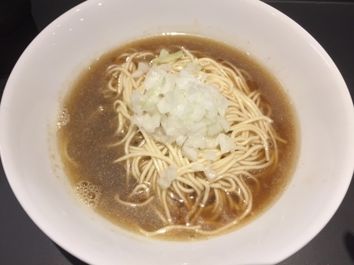 「かけそば《千葉背黒・千葉平子・松山白口》（醬油）600円」@煮干乱舞の写真