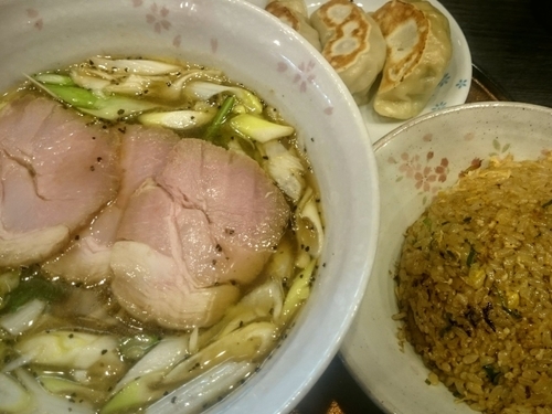 「王様の中華そば＋半チャーハン＋ミニ餃子」@チラナイサクラの写真