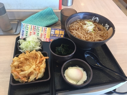 「朝そばわかめに変更＋クーポンかき揚げ＋ネギ多め」@ゆで太郎 柏の葉キャンパス店の写真