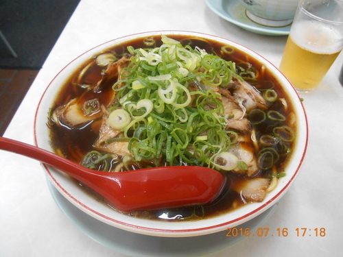 「中華そば麺並(肉多目)+ビール」@新福菜館 本店の写真