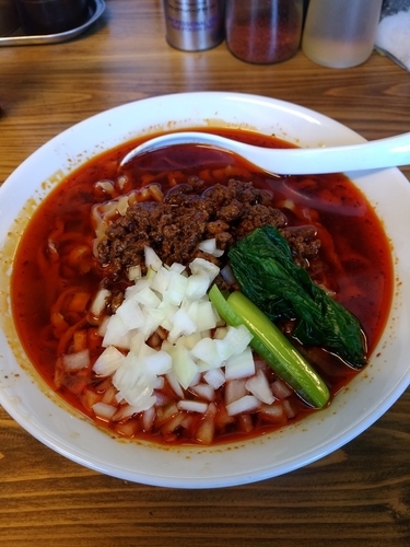 「辛いラーメン」@くじら食堂の写真