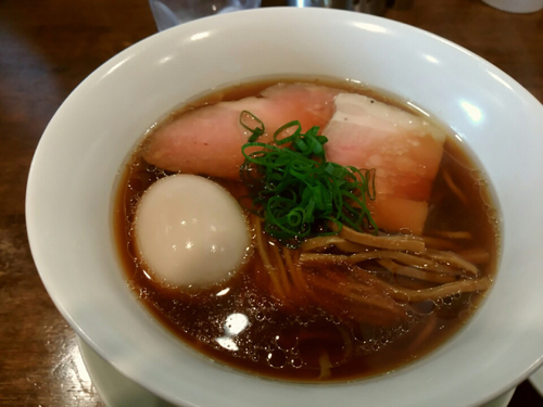 「醤油拉麺750円＋小さなﾁｬｰｼｭｰご飯＋九条ネギ」@創作麺工房 鳴龍の写真