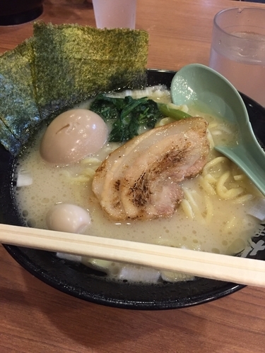 「塩ラーメン麺固め油少なめ（680円）+味玉（80円）+もやきゃべ」@代々木商店の写真