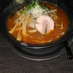 赤いラーメン