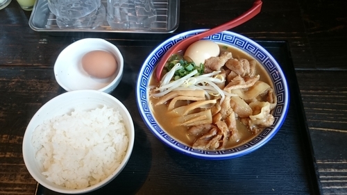 「JACそば、大盛り(無料)、生卵(無料)、ライス」@中華そばJACの写真