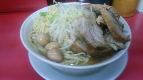「特大豚増しラーメン うずら しょうが 多め」@ラーメン二郎 大宮店の写真