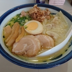 豆乳ワンタン麺 800円 ラージャー玉 100円