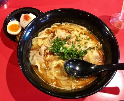 「そば屋のカレーラーメン ライスボールつき 900円 辛さ増し」@辛味噌拉麺BOMBERの写真