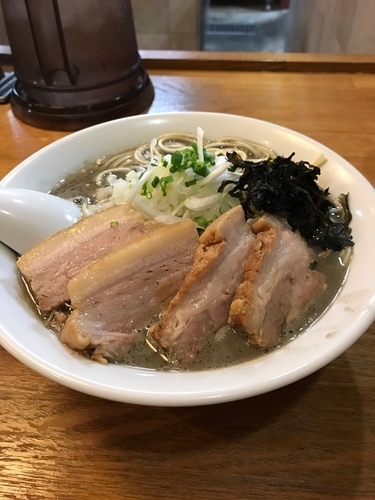 「極濃厚煮干しそば(中盛)+チャーシュー  ¥900」@中村屋総本山の写真