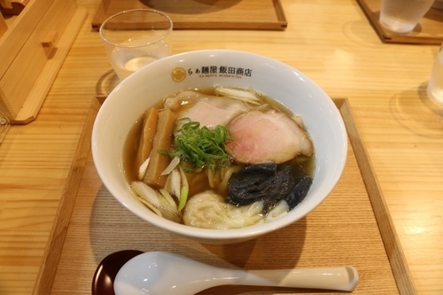 「わんたん入りにぼしらぁ麺」@飯田商店 湯河原本店の写真