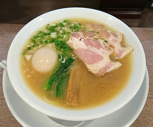 「醤油ラーメン味玉入り」@麺匠 きくちの写真