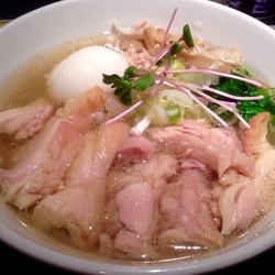 塩生姜らー麵肉玉入り　1050円