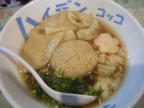 「限定：鯛醤油ラーメンくす玉のっけ800円+空ワンタン50円」@ハイデン.コッコFACTORYサマンサ・タマサの写真