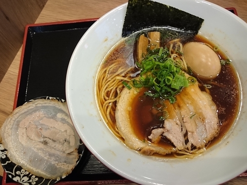 「金華豚チャーシュー中華そば」@日本の中華そば富田 成田空港店の写真