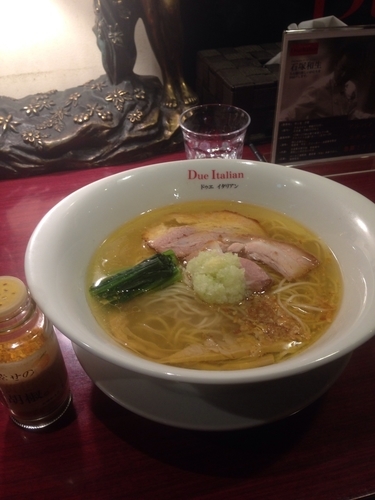 「黄金の塩」@黄金の塩らぁ麺 due Italian 市ヶ谷店の写真