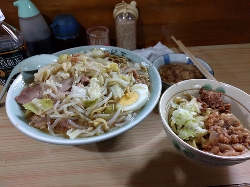 「ラーメン+白（ヤサイちょい増し、アブラ）」@ラーメン富士丸 明治通り都電梶原店の写真