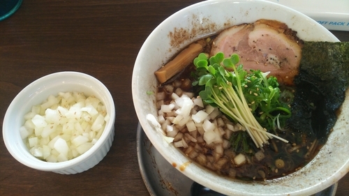 「特製炙り醤油ラーメン  玉ねぎ」@麺屋みつばの写真