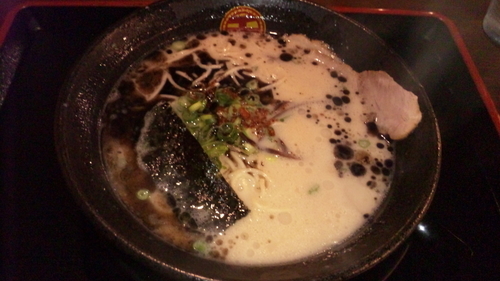 「ラーメン（黒）」@博多豚骨ラーメンまるせんの写真
