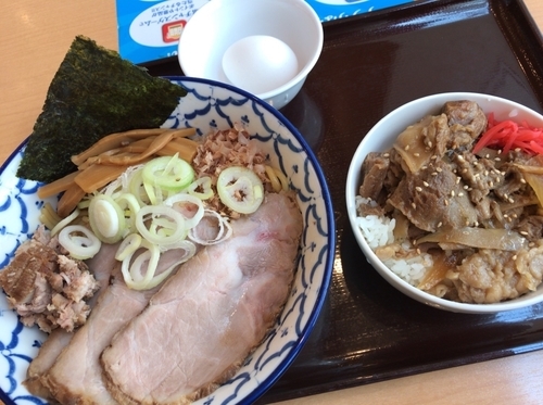 「油そば チャーシュー温玉+牛すじ丼」@兎に角 another leafの写真
