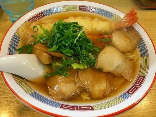 「天ぷらラーメン（えび天入り）」@まるいしの写真