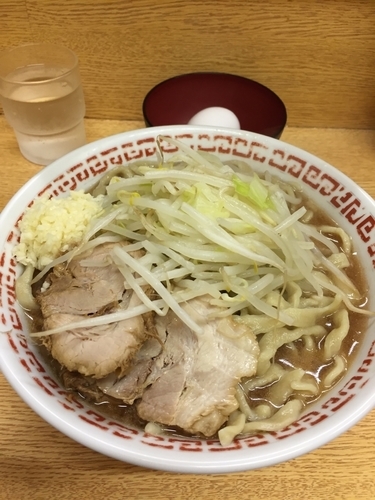 「小 野菜少なめ ニンニク 生卵」@ラーメン二郎 環七新新代田店の写真