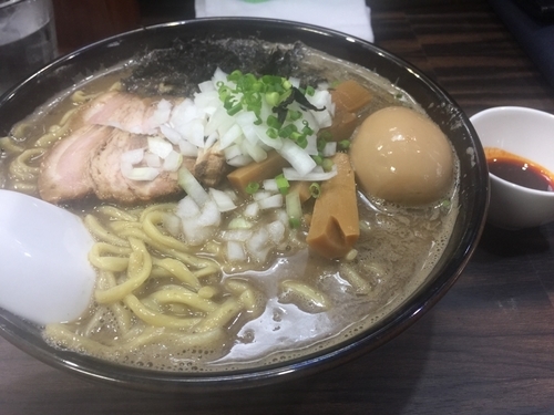 「濃縮煮干し醤油大盛＋味玉＋辛み(小)」@麺処 にそうの写真