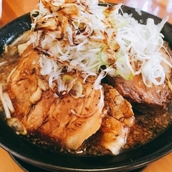 黒醤油 野菜増し、ネギ、チャーシュートッピング