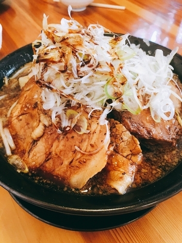 「黒醤油 野菜増し、ネギ、チャーシュートッピング」@男気らーめんアカギ 栃木佐野店の写真