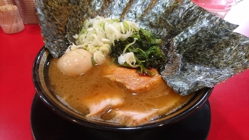 「チャーシュー(麺硬め・味濃いめ)+薬味ネギ(サービス)+海苔」@家系ラーメン とらきち家の写真