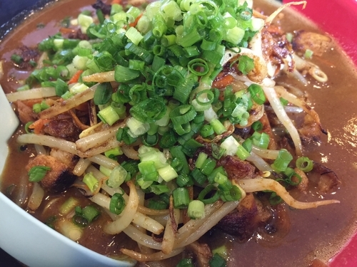 「鶏白湯スパイシーカレー麺とろみ＋コロコロチャーシュー」@麺場 鶏源 TORIGEN 黄金町店の写真