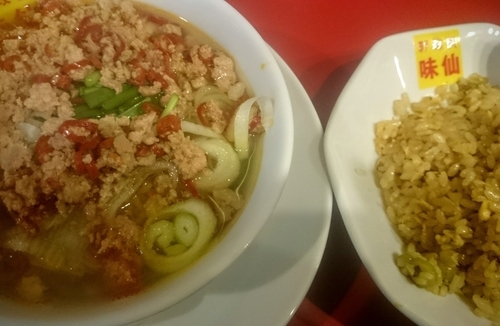 「台湾ラーメン（塩）＋ニンニクチャーハン」@郭 政良 味仙 東京神田店の写真