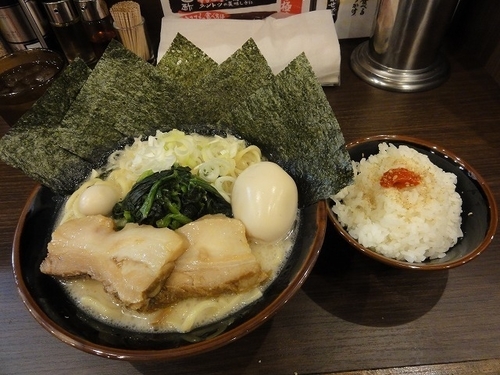 「一刀盛りラーメン ライス」@横浜家系ラーメン 一刀家 蒲田店の写真