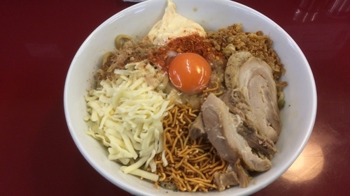 「まぜそば ニンニク以外全部」@ジラフの写真