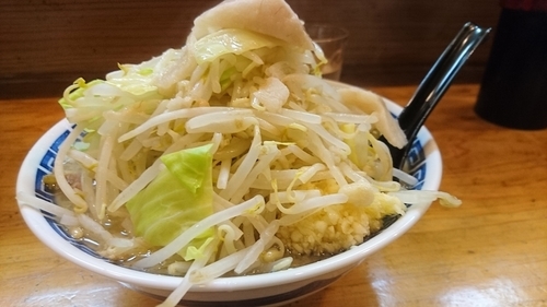 「ラーメン小ブタ ヤサイマシニンニクマシアブラ多め」@ラーメンだるま 小倉店の写真