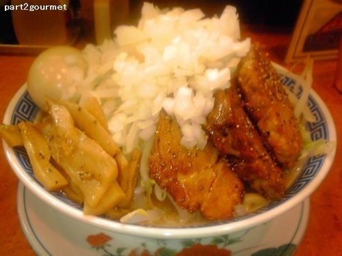 「特製ふじそば 「濃いめ タマネギまし」(930円)」@雷神 角ふじの写真