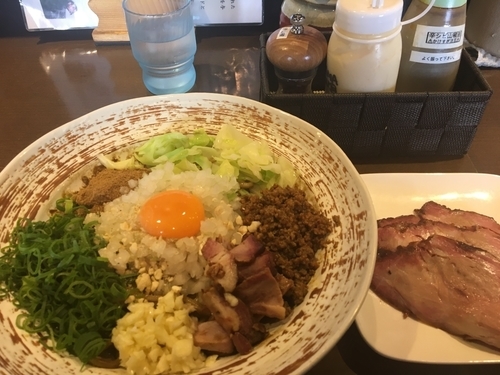 「黒どろまぜそば800円、スパイシー辛ひき肉100円、窯焼きチャー」@麺や 虎徹の写真