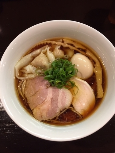 「醬油らぁ麺750円＋ワンタン2個100円・味玉クーポン」@らぁ麺 すぎ本の写真
